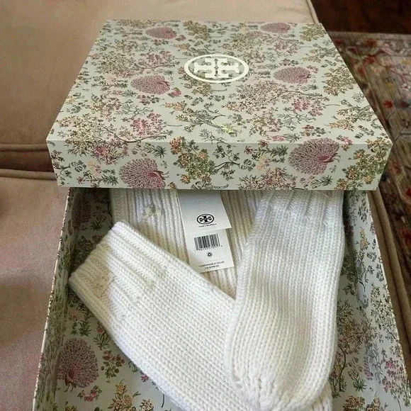 Tory Burch Accessories Ribbed Merino Mittens And Hat Cream/White Size: Os - Picture 1 of 7